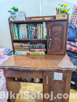 পড়ার টেবিল